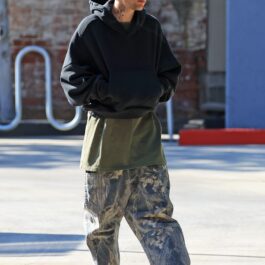 Justin Bieber, în haine sport, în parcare