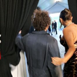 Selena Gomez îmbrăcată într-o rochie maronie alături de Benny Blanco îmbrăcat într-o ținută gri
