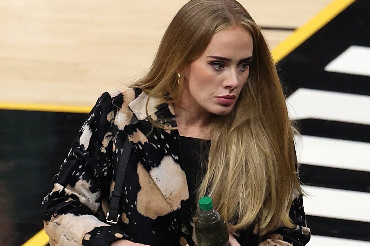 Adele le-a explicat fanilor motivul pentru care pare supărată într-un meme viral: M-au filmat împotriva voinței mele