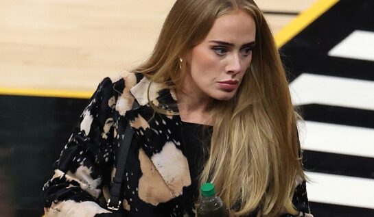 Adele le-a explicat fanilor motivul pentru care pare „supărată” într-un meme viral: „M-au filmat împotriva voinței mele”