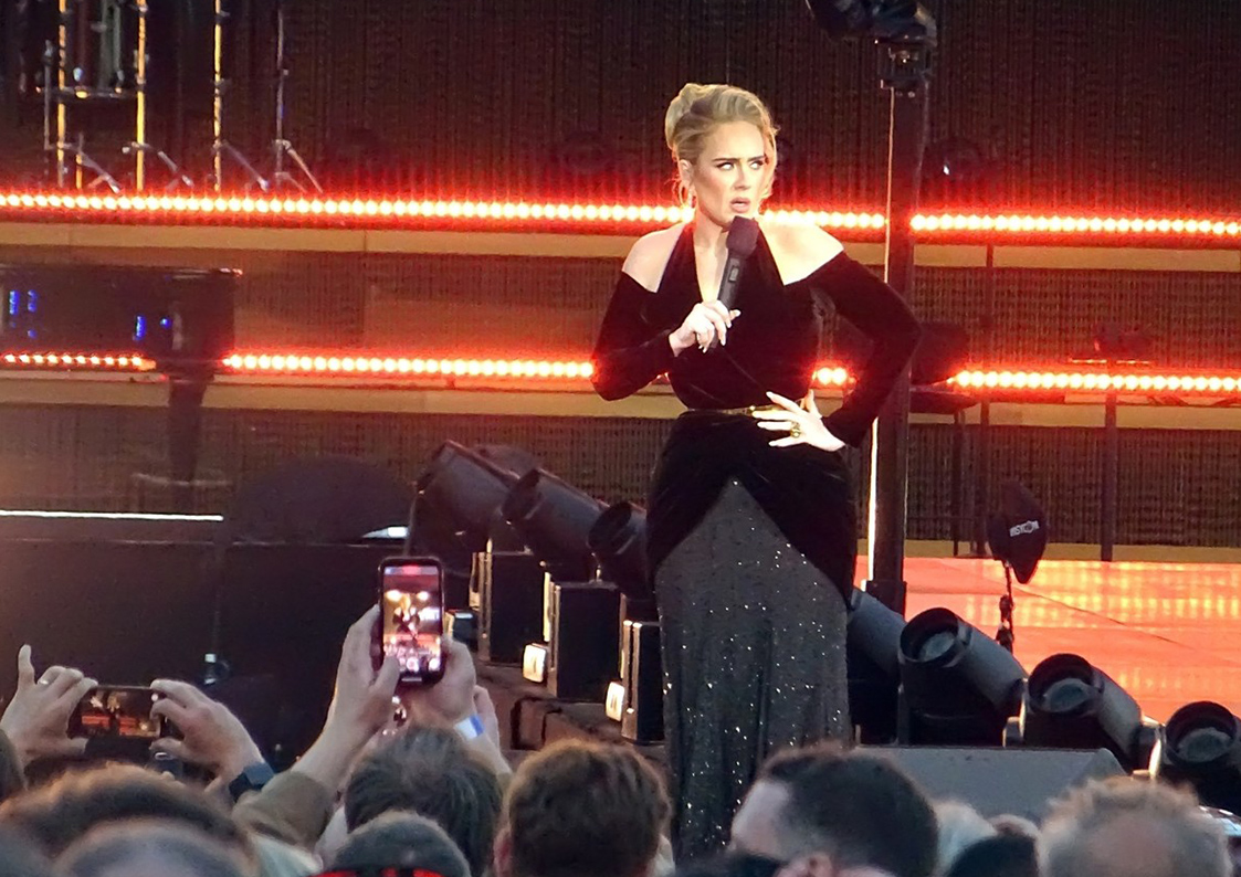 Adele pregătește patru concerte grandioase în inima Europei. Aici este la concertul ei din Marea Britanie