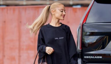 Ariana Grande și-a promovat noul album muzical pe Instagram. Blondina s-a fotografiat într-o fustă mini și cizme cu toc