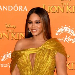 Beyonce îmbrăcată într-o rochie aurile strălucitoare la premiera filmului Lion King din 2019