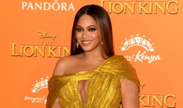 Beyonce îmbrăcată într-o rochie aurile strălucitoare la premiera filmului Lion King din 2019