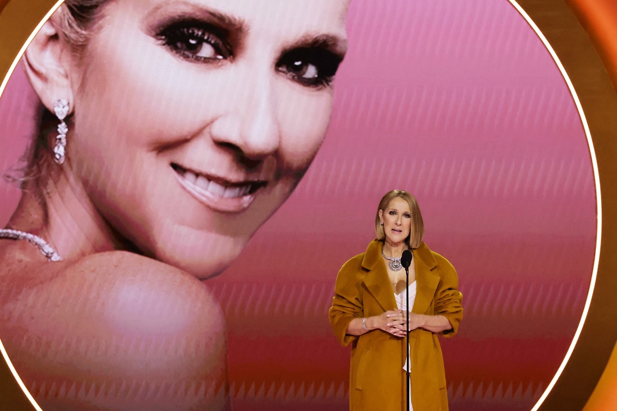 Celine Dion îmbrăcată cu un palton auriu peste o rochie roz la gala premiilor Grammy