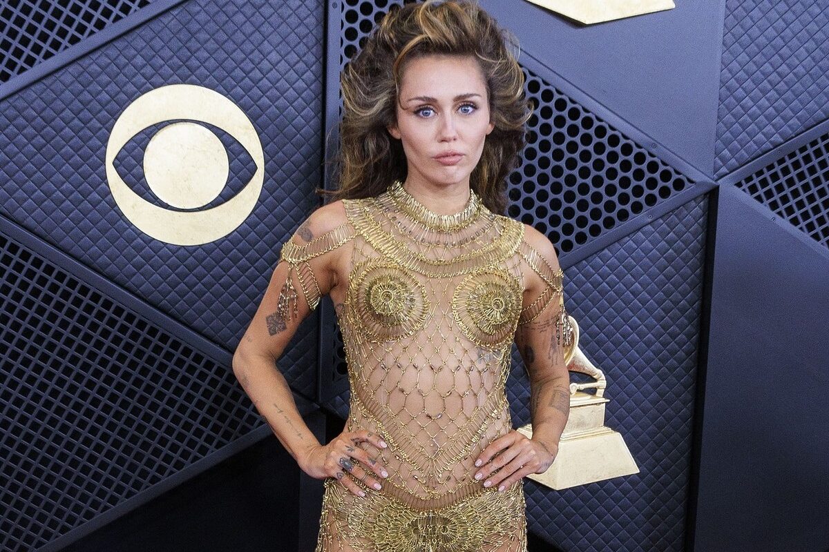 Coafura lui Miley Cyrus de la Grammy 2024 a fost subiect de amuzament pe rețelele sociale: A încercat de una singură să aducă înapoi părul mare din anii 80