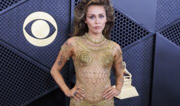 Miley Cyrus îmbrăcată într-o ținută confecționată din lanțuri subțiri și aurii