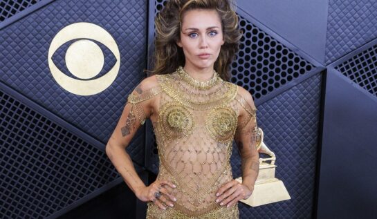 Coafura lui Miley Cyrus de la Grammy 2024 a fost subiect de amuzament pe rețelele sociale: A încercat „de una singură” să „aducă înapoi părul mare din anii ’80”