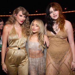Taylor Swift împreuna cu Sabrina Carpenter și Gayle îmbrăcate în ținute elegante aurii