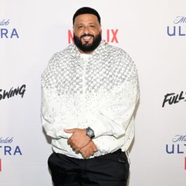 DJ Khaled îmbrăcat cu un hanorac alb și pantaloni negri
