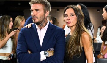 David Beckham îmbrăcat într-un costum albastru alături de soția lui îmbrăcată într-o rochie neagră fără mâneci