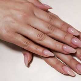 Mâinile unei femei cu unghii lungi