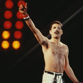 Freddie Mercury la bustul gol în timpul unui concert