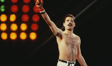 Freddie Mercury la bustul gol în timpul unui concert