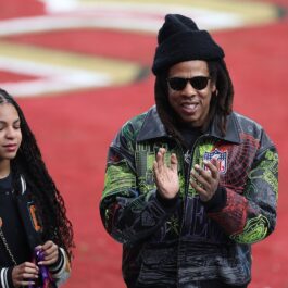 Jay-Z și Blue Ivy îmbrăcați casual la Super Bowl 2024