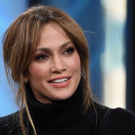 Jennifer Lopez îmbrăcată într-o bluză neagră pe gât