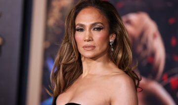 Jennifer Lopez îmbrăcată într-o rochie neagră cu un decolteu adânc