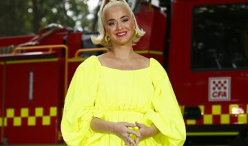 Katy Perry îmbrăcată într-o rochie galbenă strălucitoare și machiată elegant cu un ruj roșu