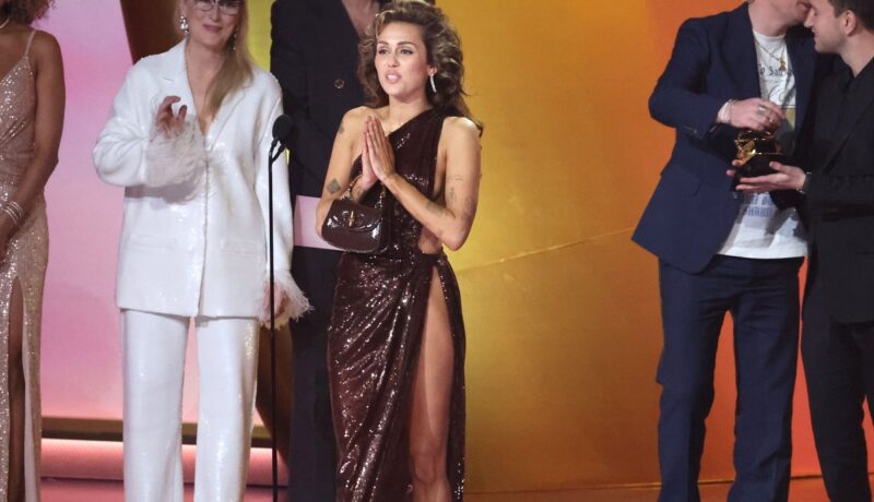 Miley Cyrus a clarificat dacă a purtat ceva pe sub rochia de la Premiile Grammy: „Am avut pe mine lenjerie personalizată”