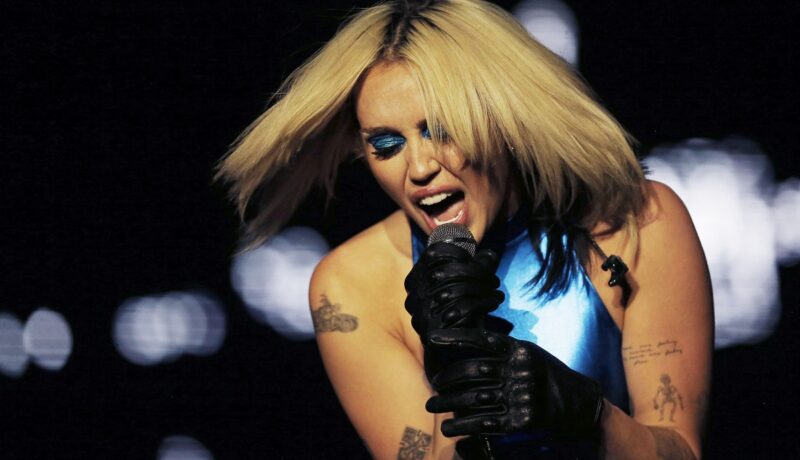 Miley Cyrus a lansat o nouă melodie. Piesa debutează la scurt timp după ce sora artistei, Noah Cyrus, și-a acuzat mama că i l-ar fi „furat” pe Dominic Purcell