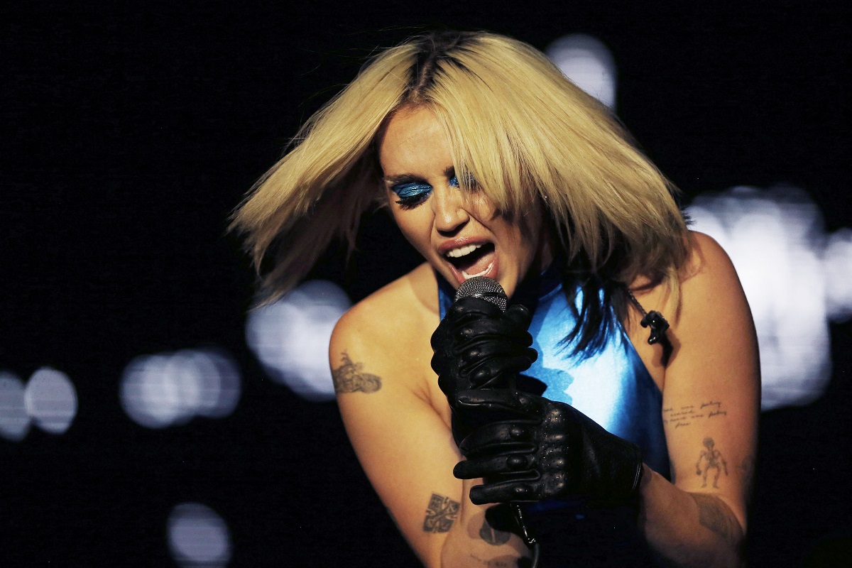 Miley Cyrus a lansat o nouă melodie. Piesa debutează la scurt timp după ce sora artistei, Noah Cyrus, și-a acuzat mama că i l-ar fi furat pe Dominic Purcell