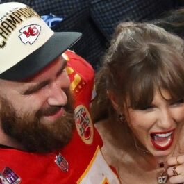 Taylor Swift și Travis Kelce s-au sărutat pe teren la Super Bowl 2024