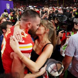 Primul sărut în public. Taylor Swift și Travis Kelce s-au sărutat pe teren la Super Bowl 2024. Aici au fost surprinși de fani