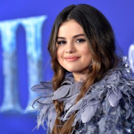 Selena Gomez îmbrăcată într-o ținută confecționată din pene bleumarin