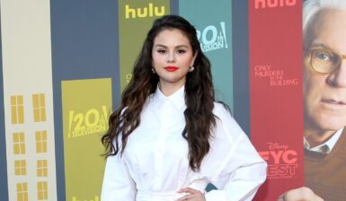 Selena Gomez îmbrăcată într-o ținută albă și machiată elegant