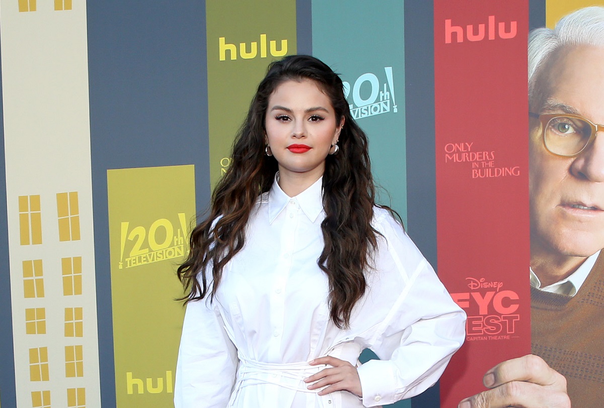 Selena Gomez îmbrăcată într-o ținută albă și machiată elegant