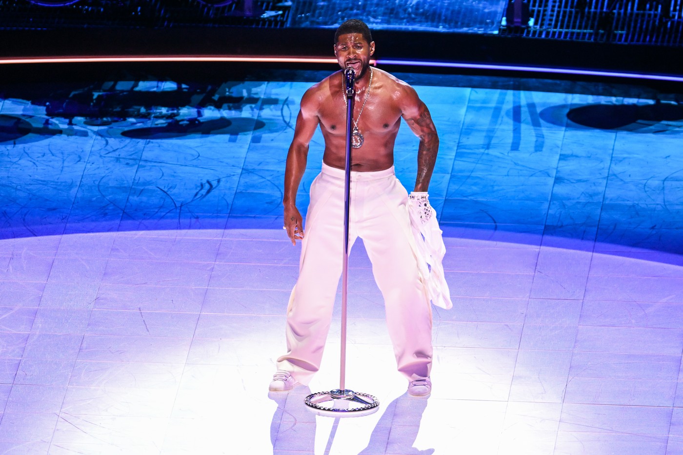 Usher a făcut un spectacol de senzație la Super Bowl 2024. El a cântat la bustul gol spre deliciul fanilor/ Profimedia Images