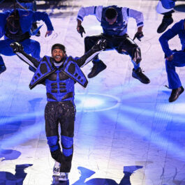 Usher a făcut un spectacol de senzație la Super Bowl 2024. Aici poartă un costum albastru cu negru