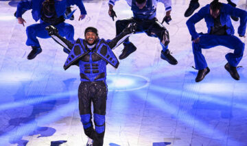 Usher a făcut un spectacol de senzație la Super Bowl 2024. Aici poartă un costum albastru cu negru