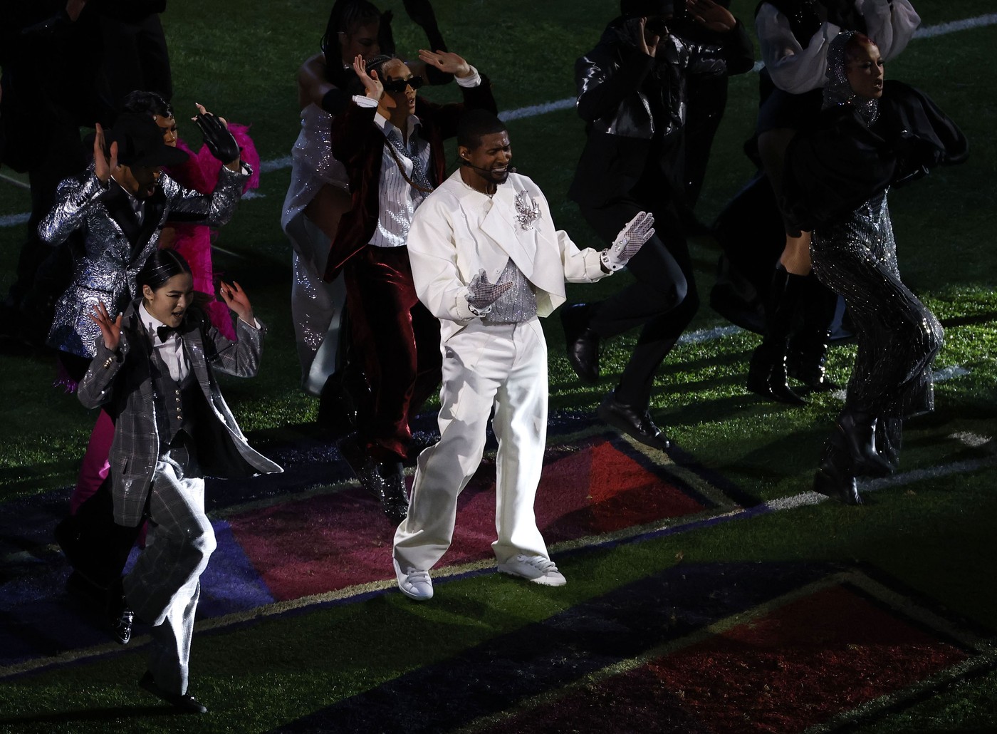 Usher a făcut un spectacol de senzație la Super Bowl 2024. Aici poartă un costum alb