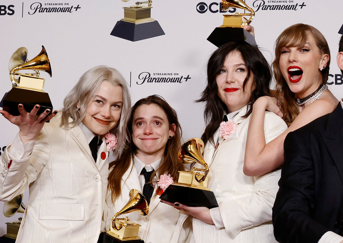 Vedetele au strălucit pe covorul roșu de la Premiile Grammy 2024. Ce ținute speciale au ales Taylor Swift și Dua Lipa