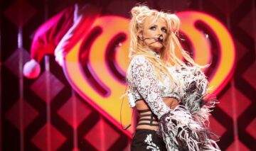 Britney Spear îmbrăcată sexy în timp ce cântă la microfon