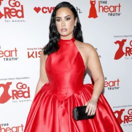 Demi Lovato îmbrăcată într-o rochie roșie strălucitoare cu umerii decupați