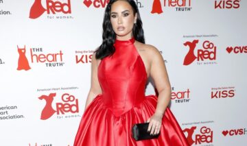 Demi Lovato îmbrăcată într-o rochie roșie strălucitoare cu umerii decupați