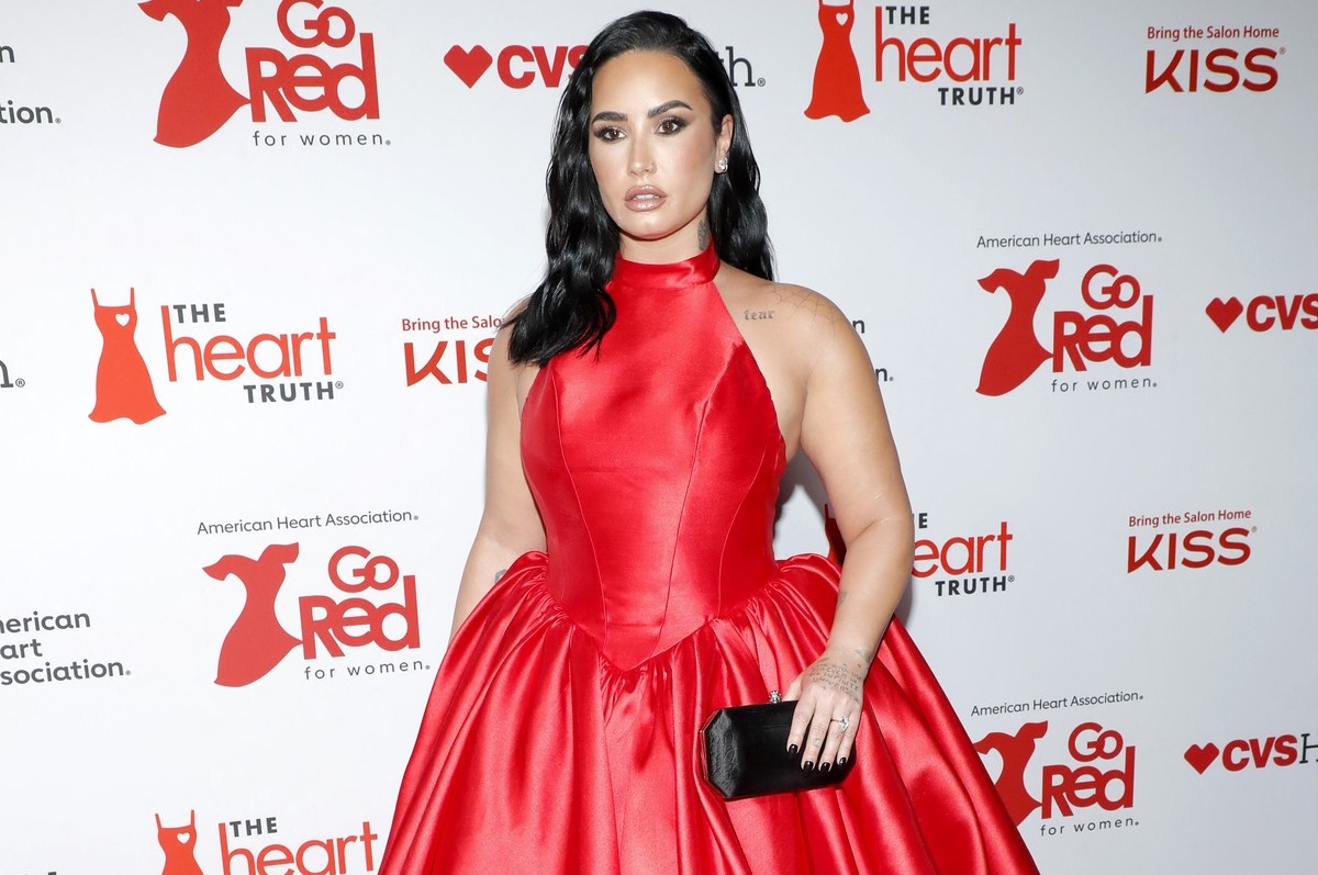 Demi Lovato a arătat uimitor pe covorul roșu la evenimentul Go Red for Women. Spectacolul a avut ca scop informarea oamenilor cu privire la bolile cardiovasculare