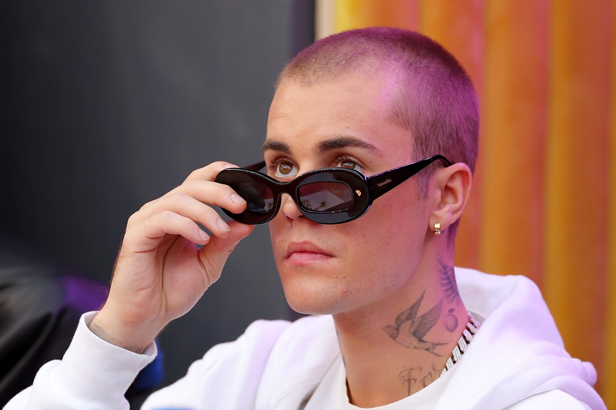 Justin Bieber îmbrăcat într-un hanorac alb, cu ochelari de soare negri