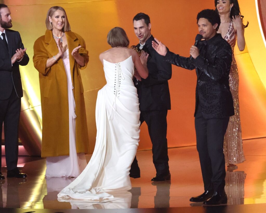 Taylor Swift, pe scena Premiile Grammy, într-o rochie albă