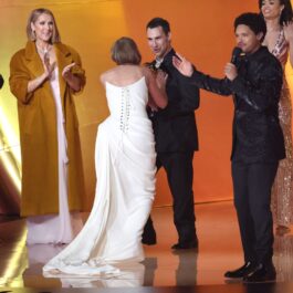 Taylor Swift, pe scena Premiile Grammy, într-o rochie albă