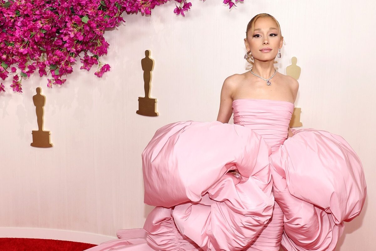 Ariana Grande îmbrăcată cu o rochie de culoare roz la premiile Oscar 2024