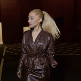 Ariana Grande îmbrăcată într-o ținută eleganta din piele maro