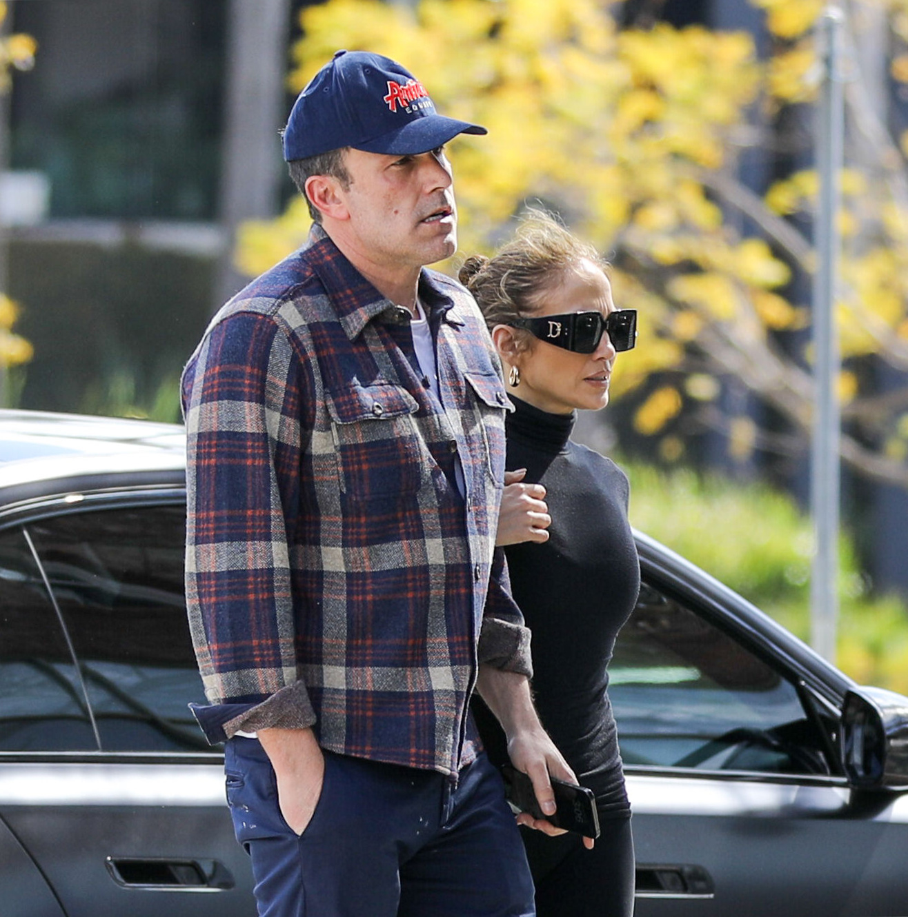 Ben Affleck și Jennifer Lopez au avut probleme cu mașina. Cum au fost surprinși cei doi pe străzile din Los Angeles. Ei merg braț la braț / Profimedia Images