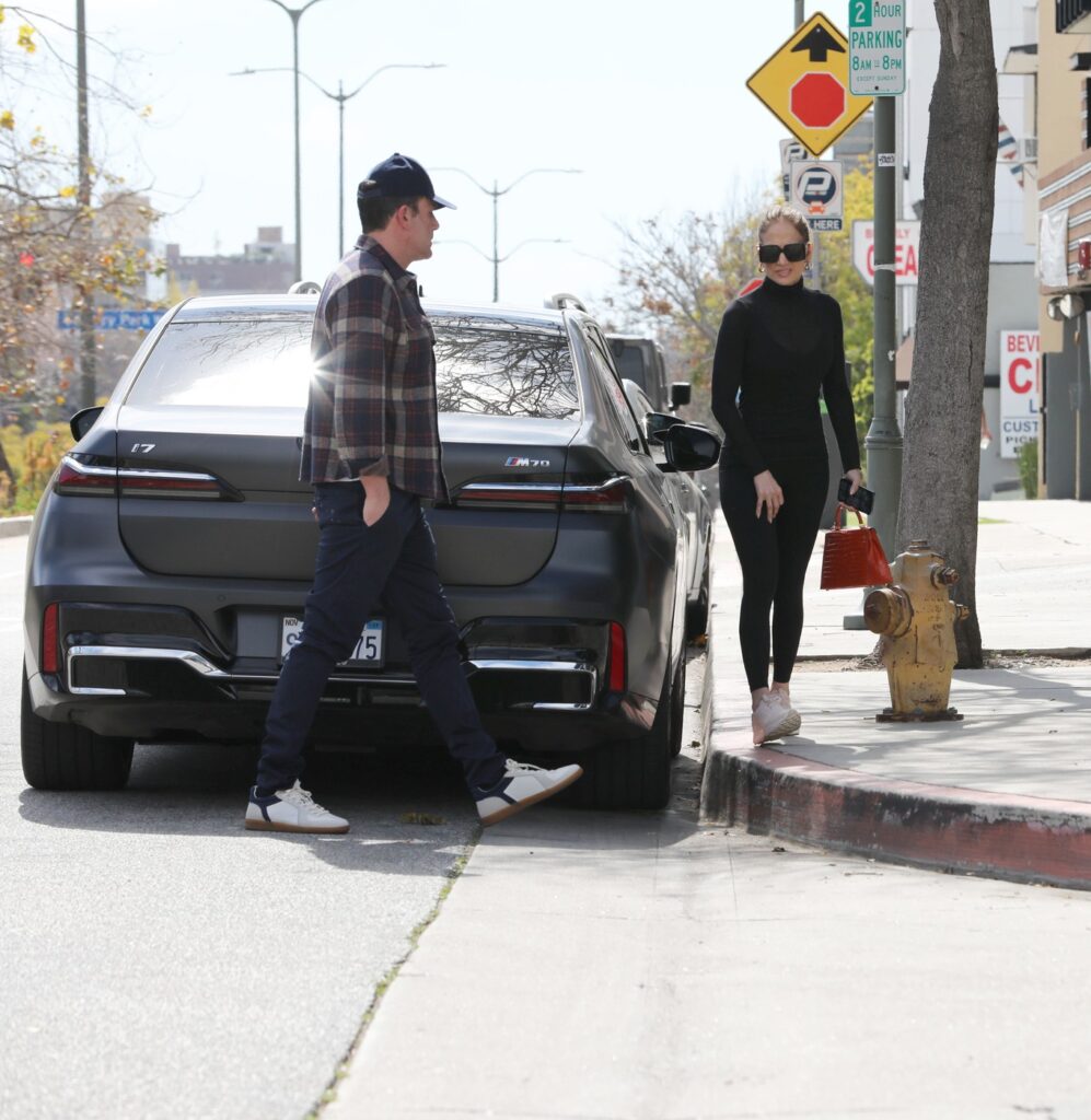 Ben Affleck și Jennifer Lopez au avut probleme cu mașina. El o așteaptă să coboare de pe trotuar