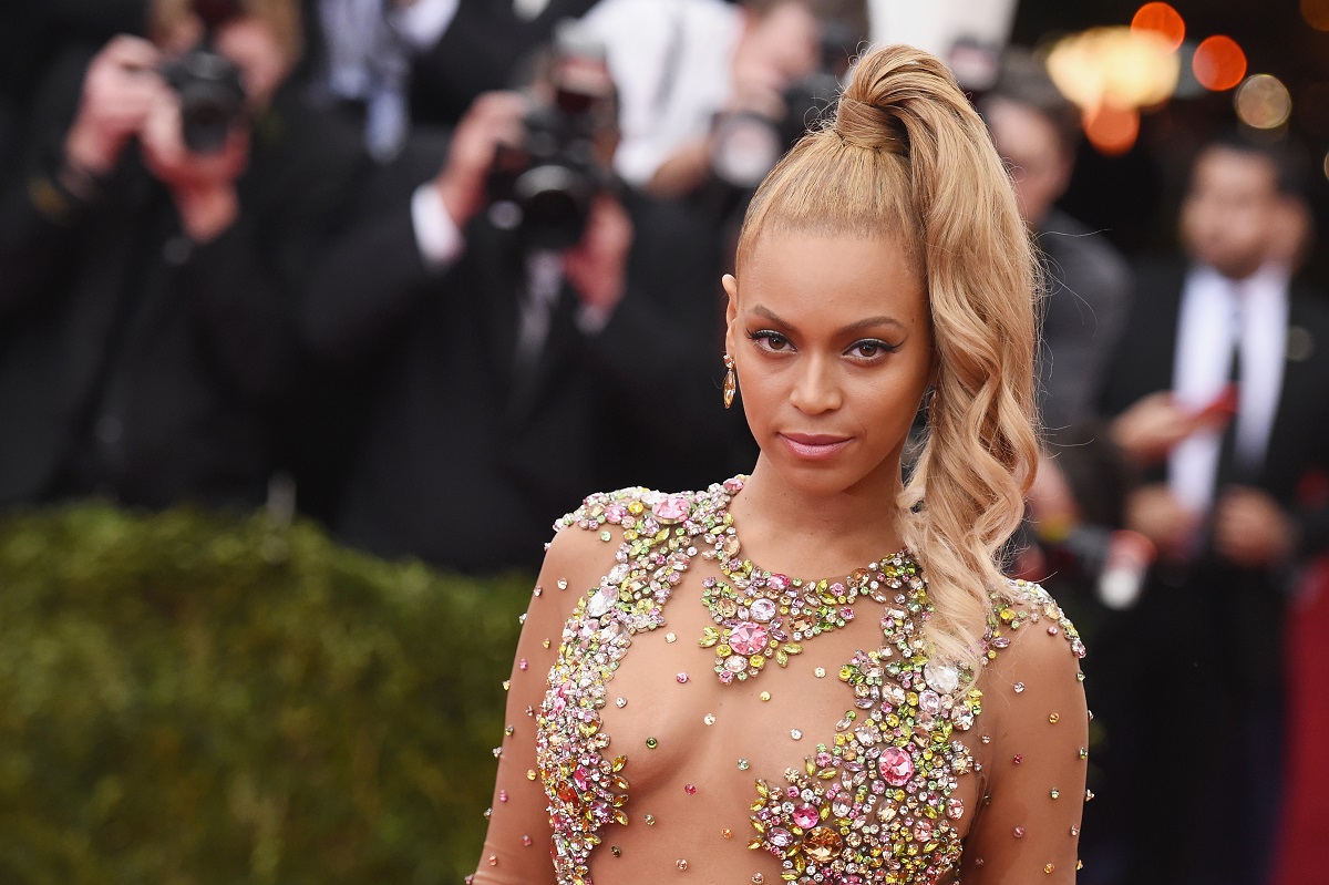 Beyoncé îmbrăcată într-o rochie crem din pânză cu pietre strălucitoare / Getty Images