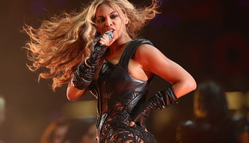 Beyoncé și Lady Gaga ar putea colabora din nou. Se speculează că artistele au lucrat împreună la o piesă care va fi inclusă pe albumul „Act II: Cowboy Carter”