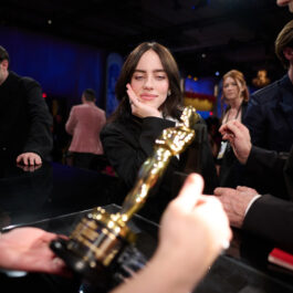 Billie Eilish a câștigat al doilea premiu Oscar din carieră. Aici se uită la celebra statuetă