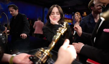 Billie Eilish a câștigat al doilea premiu Oscar din carieră la numai 22 de ani. Ce ținută a ales pentru seara cea mare 